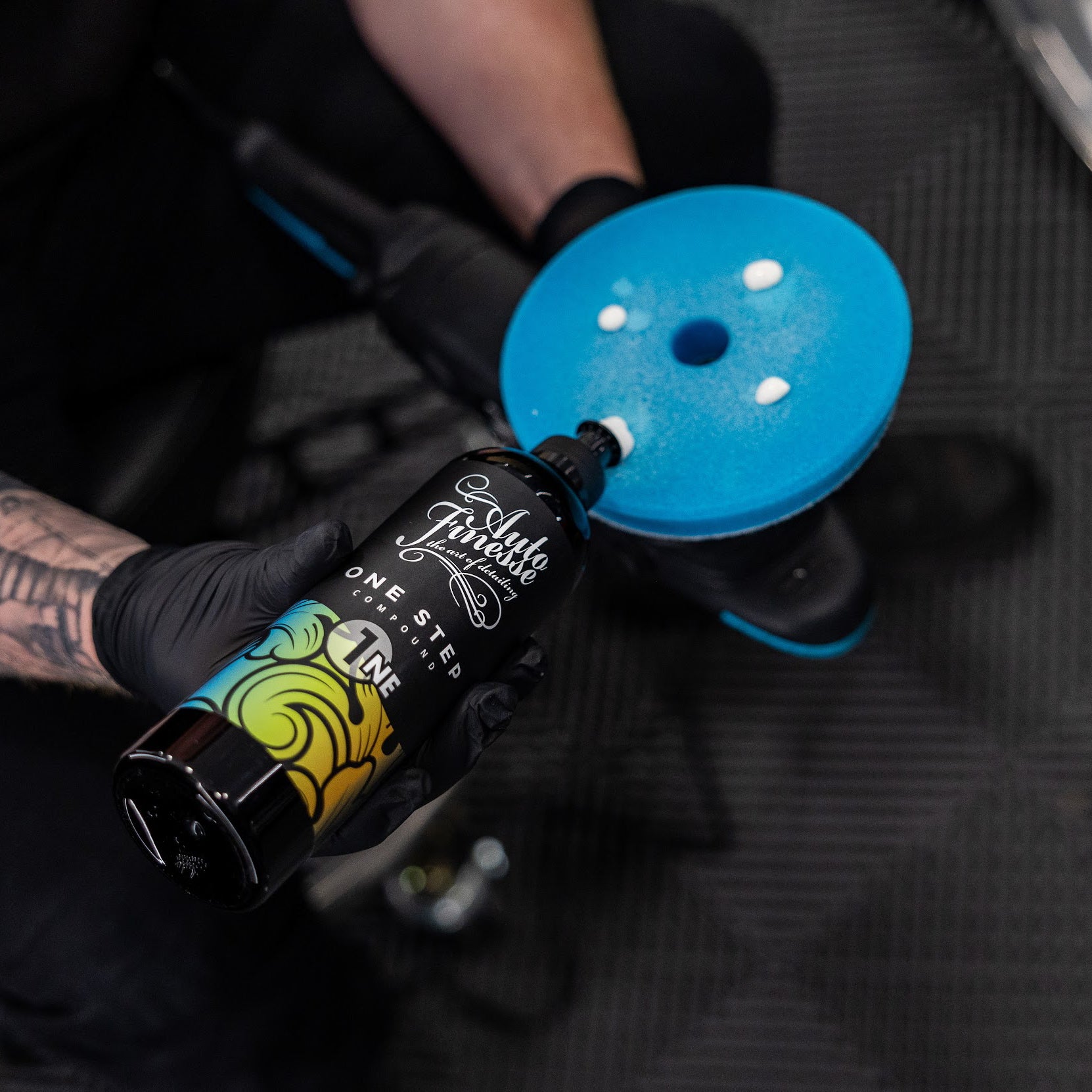 Pad being prepared with auto finesse 1 step compound for smooth finishing
